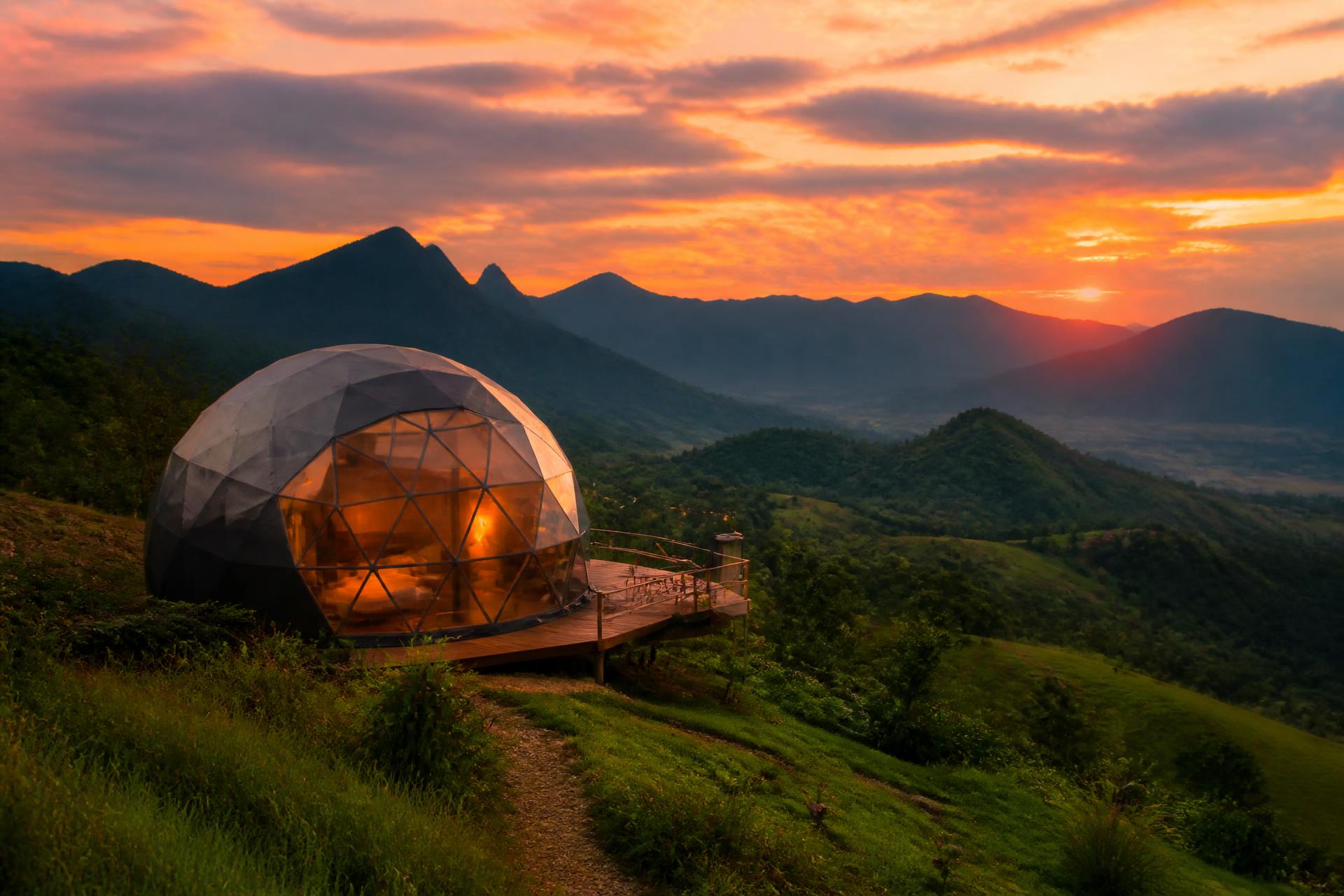 Domo geodésico do Domo da Colina iluminado durante o pôr do sol nas montanhas de Águas de Lindóia